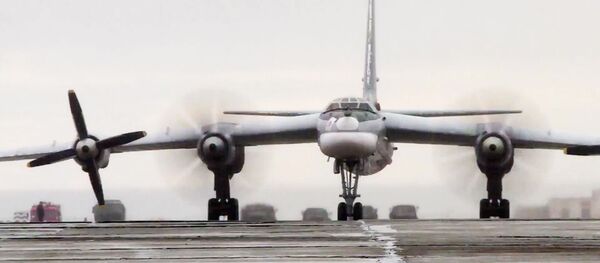 Стратегический бомбардировщик-ракетоносец Ту-95МС дальней авиации ВКС России  - Sputnik Узбекистан