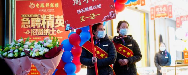 Продавцы ювелирного магазина во время рекламной акции в Ухане, Китай - Sputnik Узбекистан