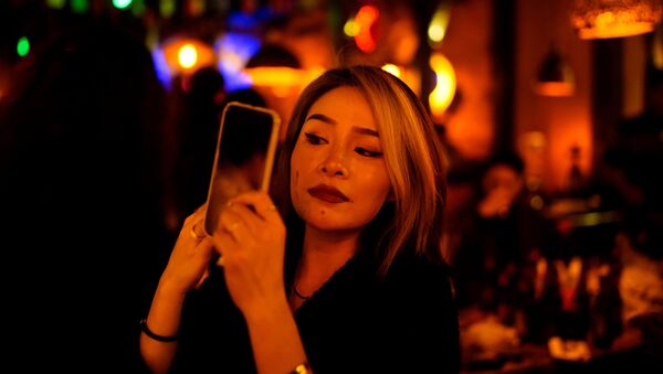 Девушка в ресторане Уханя - Sputnik Узбекистан