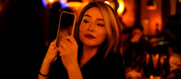 Девушка в ресторане Уханя Девушка в ресторане Уханя - Sputnik Узбекистан