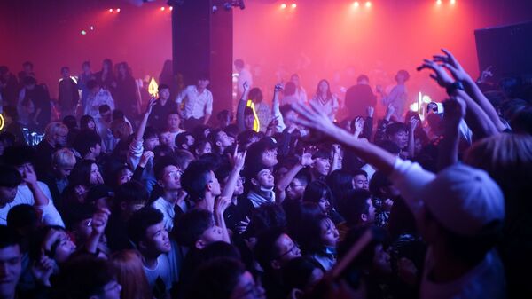 Посетители танцуют в ночном клубе в Ухане - Sputnik Ўзбекистон
