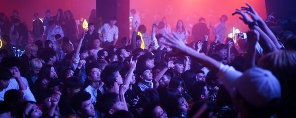 Posetiteli tansuyut v nochnom klube v Uxane - Sputnik O‘zbekiston