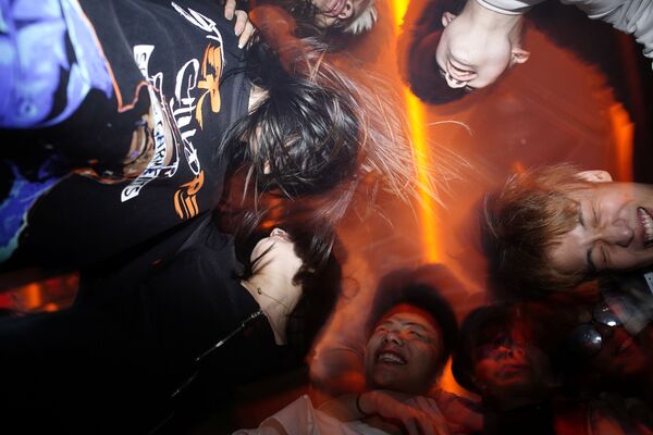 Люди танцуют в ночном клубе Уханя - Sputnik Узбекистан