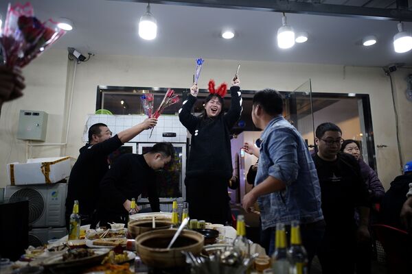 Люди празднуют день рождения в ресторане Уханя - Sputnik Ўзбекистон