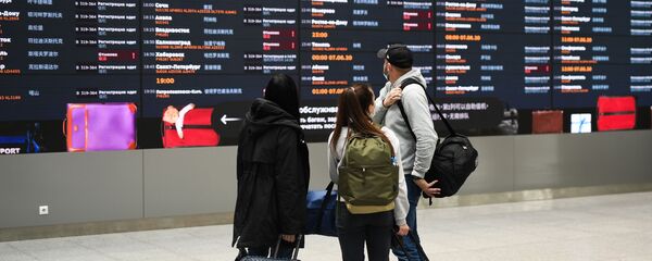 Пассажиры в аэропорту Шереметьево Пассажиры в аэропорту Шереметьево - Sputnik Ўзбекистон