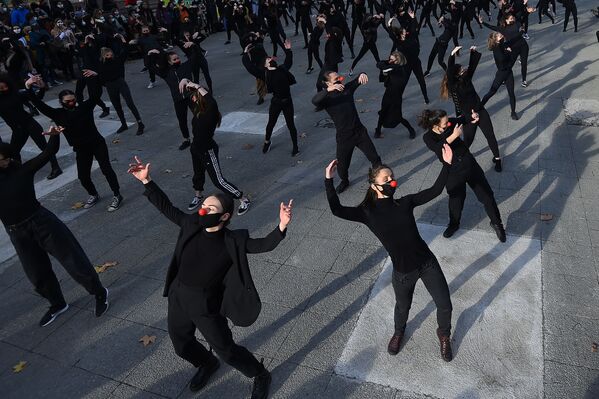 Танцоры группы Les essentiels во время выступления в знак протеста против политики правительства в области здравоохранения во Франции. - Sputnik Узбекистан