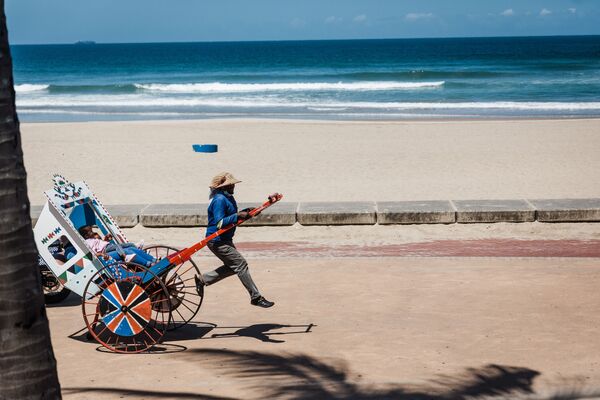 Рикша на пляже в Дурбане, ЮАР. - Sputnik Узбекистан