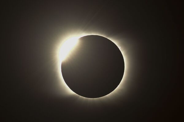 Огненное кольцо во время полного солнечного затмения в Аргентине. - Sputnik Узбекистан