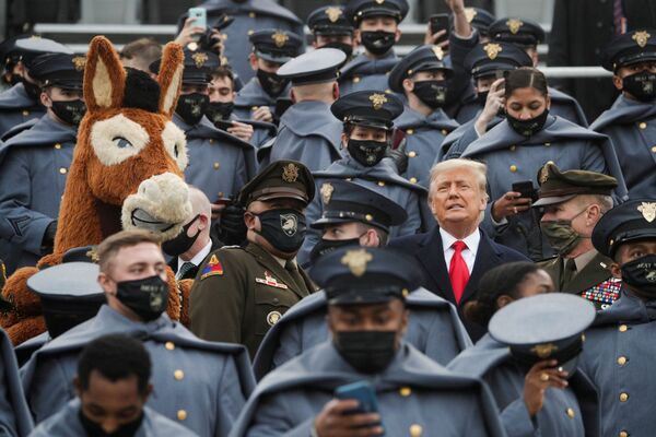 Сорок пятый президент США Дональд Трамп стоит среди курсантов армии в Вест-Пойнте. - Sputnik Узбекистан