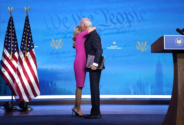 Избранный президент США Джо Байден обнимает свою жену Джилл Байден. - Sputnik Узбекистан