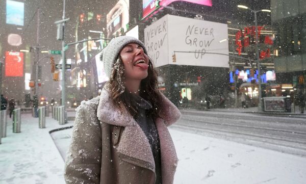 Турист во время снегопада на Таймс-сквер в Нью-Йорке. - Sputnik Узбекистан
