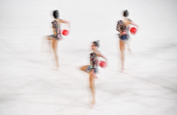 Спортсменки сборной Узбекистана выполняют упражнение с 5 мячами в финале групповой программы по художественной гимнастике на этапе Гран-при Москвы - Sputnik Узбекистан