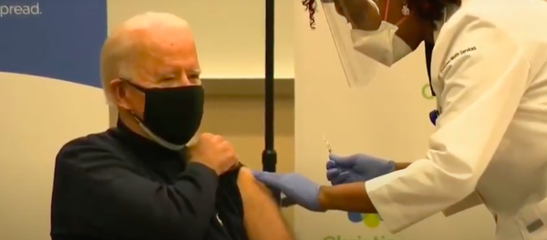 Joe Biden recibe la vacuna de Pfizer contra el COVID-19 Joe Biden recibe la vacuna de Pfizer contra el COVID-19 - Sputnik Узбекистан