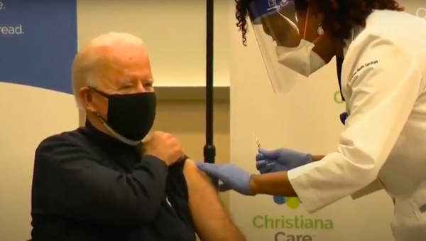Joe Biden recibe la vacuna de Pfizer contra el COVID-19 - Sputnik Узбекистан