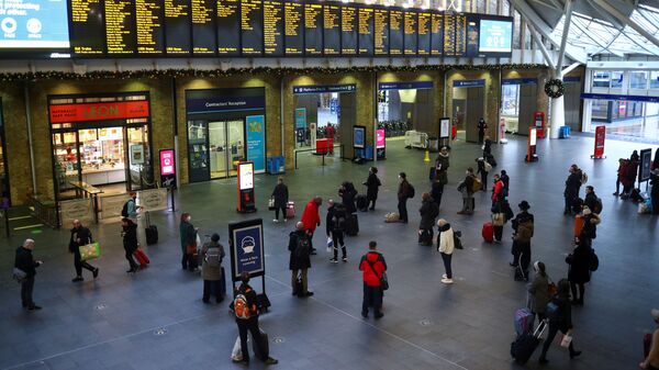 Туристы на вокзале Кингс-Кросс в Лондоне, Великобритания - Sputnik Узбекистан