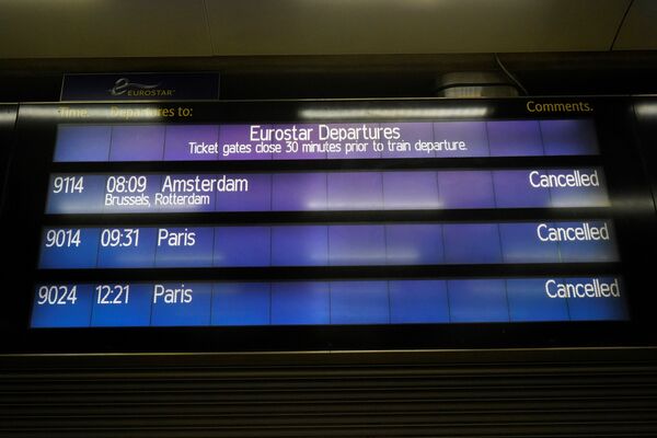 Электронное табло на станции St Pancras International в Лондоне, показывающее отмененные рейсы в Амстердам и Париж  - Sputnik Узбекистан