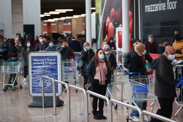 Очередь у магазина Tesco на фоне распространения коронавируса в связи с вступлением в силу новых ограничений в Лондоне, Великобритания - Sputnik Узбекистан