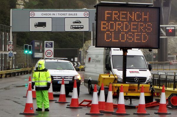 Предупреждение закрытии французской границы на въезде в порт Дувр в Кенте на юго-востоке Англии - Sputnik Ўзбекистон