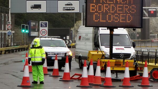 Предупреждение закрытии французской границы на въезде в порт Дувр в Кенте на юго-востоке Англии - Sputnik Ўзбекистон