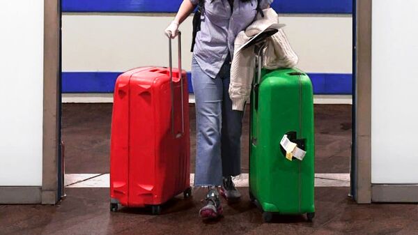Пассажирка с чемоданами в аэропорту - Sputnik Ўзбекистон