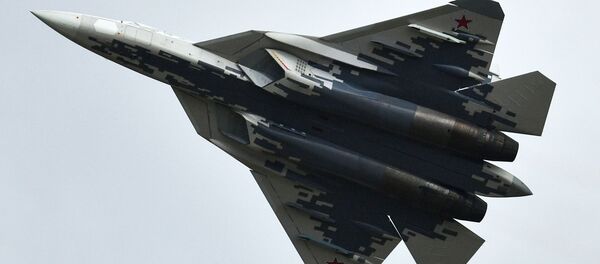 Mnogofunksionalniy istrebitel Su-57 na vserossiyskom etape konkursa Aviadarts na aviatsionnom poligone Dubrovichi pod Razanyu. - Sputnik O‘zbekiston