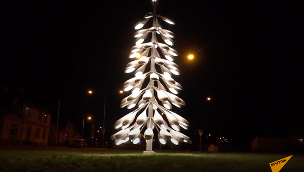 Ламповый Новый год: в Эстонии установили елку из старых дорожных фонарей - Sputnik Узбекистан