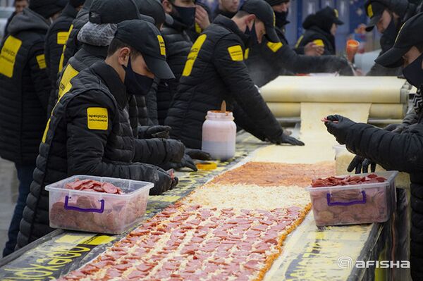 В Ташкенте приготовили стометровую пиццу - фото В Ташкенте приготовили стометровую пиццу - фото - Sputnik Узбекистан