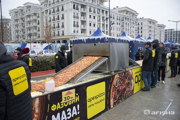 В Ташкенте приготовили стометровую пиццу - фото В Ташкенте приготовили стометровую пиццу - фото - Sputnik Узбекистан
