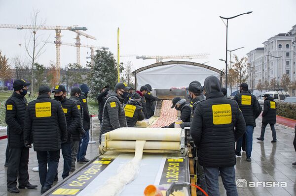 В Ташкенте приготовили стометровую пиццу - фото В Ташкенте приготовили стометровую пиццу - фото - Sputnik Узбекистан
