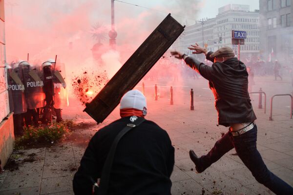 Столкновения протестующих с полицейскими во время ежегодного марша в честь Дня независимости в Варшаве - Sputnik Узбекистан