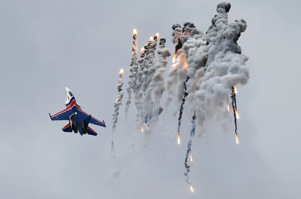 Истребитель Су-30СМ пилотажной группы Русские витязи на авиационном празднике в честь Дня Победы в Кубинке - Sputnik Узбекистан
