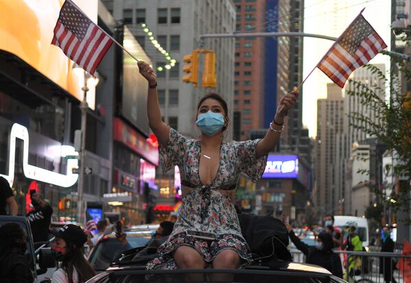 Девушка на одной из улиц в Нью-Йорке после новостей о победе на выборах президента США кандидата от Демократической партии Джозефа Байдена - Sputnik Узбекистан