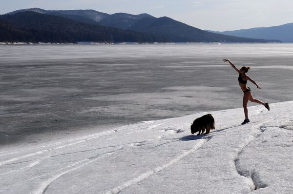 Сноубордистка Юлия Бояринцева во время прогулки с собакой в пригороде Красноярска - Sputnik Узбекистан