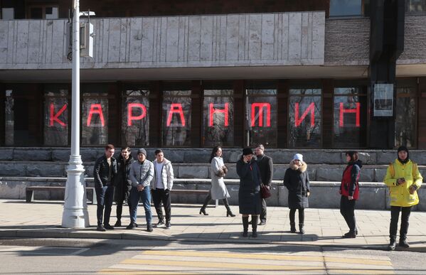 Люди возле МХАТа имени М. Горького в Москве, закрытого на карантин - Sputnik Узбекистан