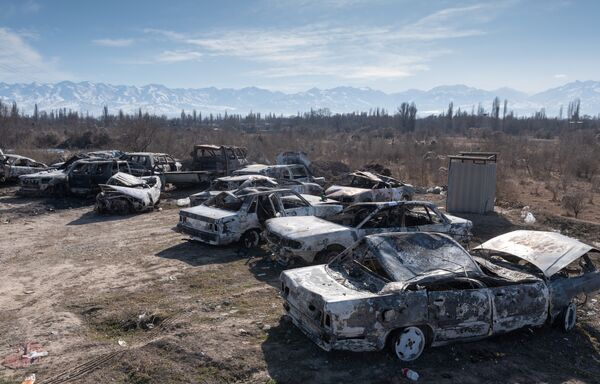 Автомобили, сожженные во время массовых беспорядков в Кордайском районе Казахастана - Sputnik Узбекистан
