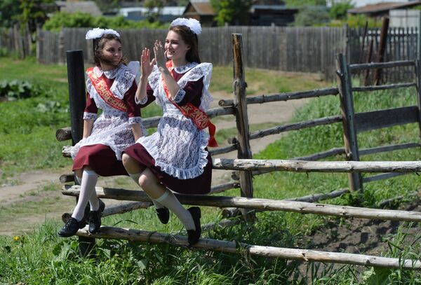 Выпускницы во время последнего звонка около сельской школы села Миасское Челябинской области - Sputnik Узбекистан