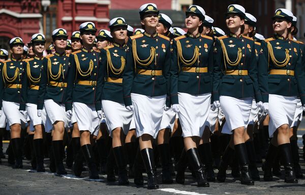 Девушки-военнослужащие на Красной площади в Москве во время военного парада, посвященного 75-летию Победы - Sputnik Узбекистан