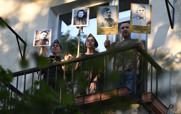 Жители дома с портретами родственников-фронтовиков в Севастополе - Sputnik Узбекистан