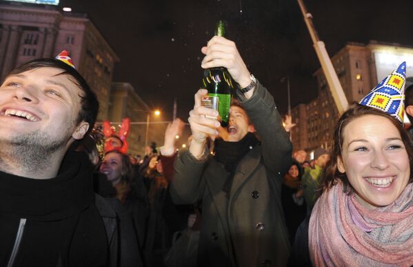 Поляки празднуют Новый год на улице в Варшаве - Sputnik Узбекистан