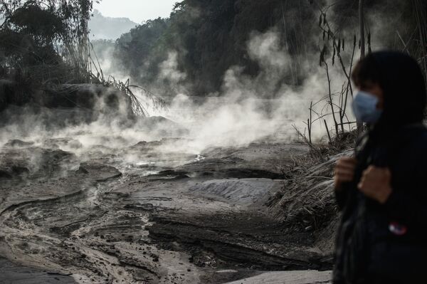Последствия извержения вулкана Семеру на острове Ява, Индонезия - Sputnik Узбекистан