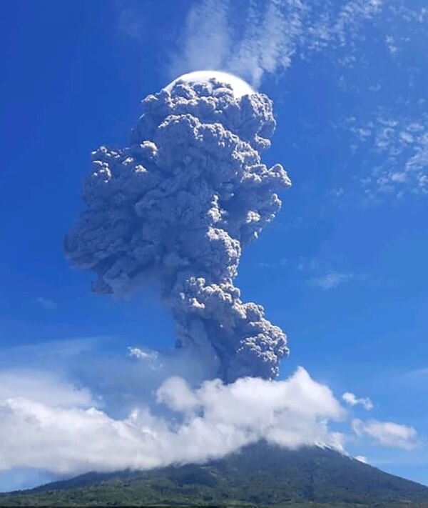 Извержение стратовулкана Левотоло в Индонезии  - Sputnik Узбекистан