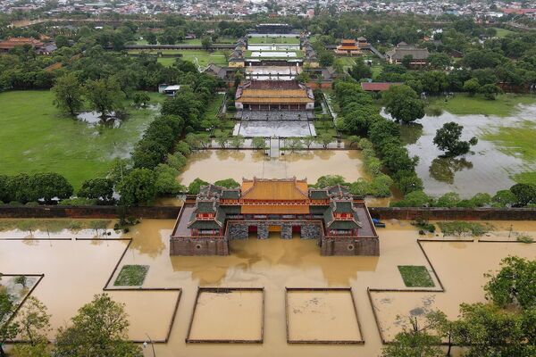 Императорский город Хюэ, затопленный паводками, вызванными сильными ливнями в центральном Вьетнаме - Sputnik Узбекистан