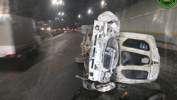 В Ташкента автомобиль упал с путепровода  - Sputnik Узбекистан