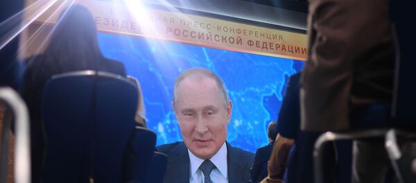 Президент России Владимир Путин в режиме видеоконференции участвует в ежегодной пресс-конференции в Центре международной торговли на Красной Пресне - Sputnik Узбекистан