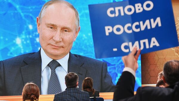 Президент России Владимир Путин в режиме видеоконференции участвует в ежегодной пресс-конференции в Центре международной торговли на Красной Пресне - Sputnik Узбекистан
