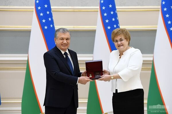 Президент наградил выдающихся профессионалов своего дела Президент наградил выдающихся профессионалов своего дела - Sputnik Узбекистан