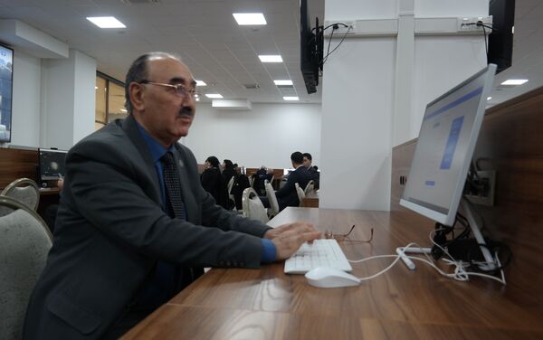 Журналист из Таджикистана готовиться слушать послание президента Шавката Мирзиёева - Sputnik Узбекистан