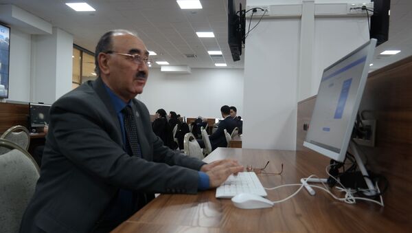 Журналист из Таджикистана готовиться слушать послание президента Шавката Мирзиёева - Sputnik Ўзбекистон