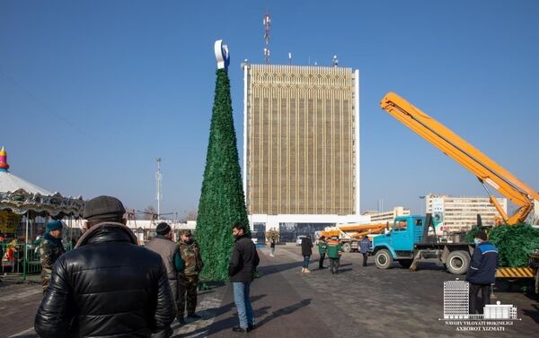 В Навои обновили сгоревшую в центре города новогоднюю ёлку  - Sputnik Узбекистан