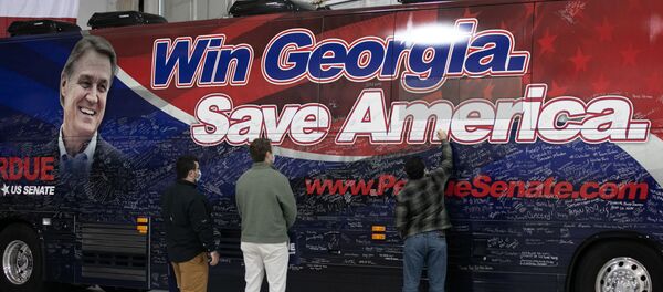 Предвыборная кампания сенатора Дэвида Пердью в Атланте, штат Джорджия Предвыборная кампания сенатора Дэвида Пердью в Атланте, штат Джорджия - Sputnik Узбекистан